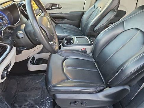 Used 2023 Chrysler Pacifica Touring-L image 17