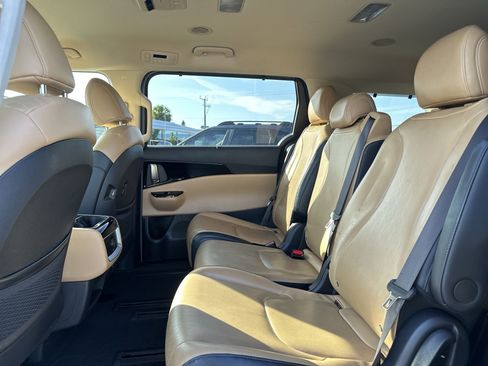 Used 2024 Kia Carnival EX FWD image 23