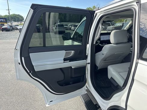 Used 2025 Ford Expedition Platinum w/ Driver's Package image 29