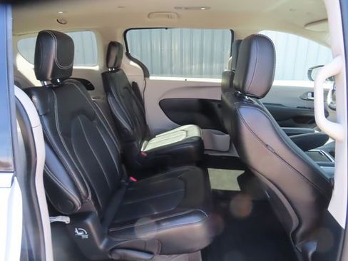 Used 2024 Chrysler Pacifica Touring-L FWD image 28