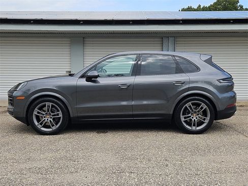 Used 2025 Porsche Cayenne image 2