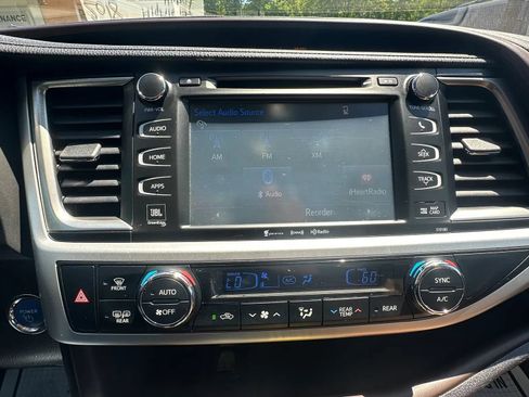 Used 2018 Toyota Highlander Limited AWD/4WD image 16