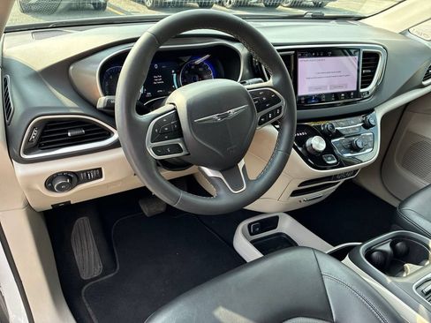 Used 2024 Chrysler Pacifica Touring-L FWD image 14