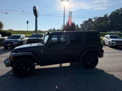 Used 2017 Jeep Wrangler Unlimited Sahara w/ Connectivity Group AWD/4WD image 2