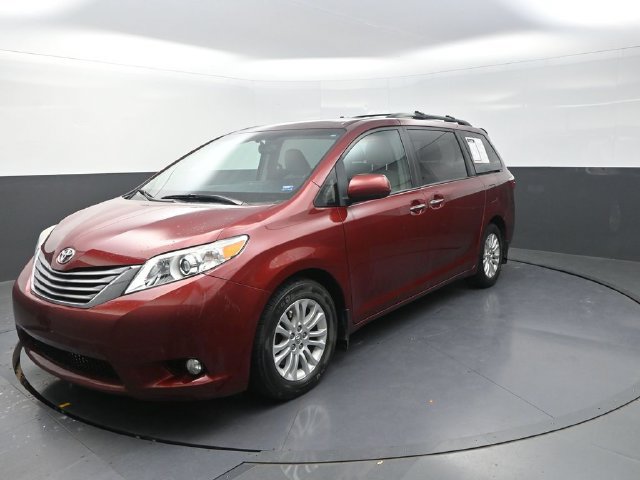 Used 2017 Toyota Sienna XLE w/ Outdoor Package FWD image 5