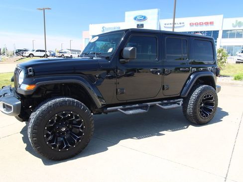 Used 2019 Jeep Wrangler Unlimited Sahara w/ Dual Top Group AWD/4WD image 19