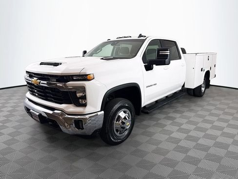 Used 2024 Chevrolet Silverado 3500 LT w/ Convenience Package AWD/4WD image 3