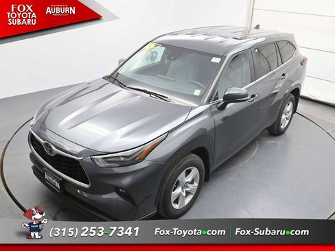 Used 2024 Toyota Highlander LE AWD/4WD image 32