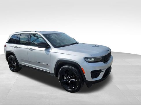 Used 2024 Jeep Grand Cherokee Altitude AWD/4WD image 4