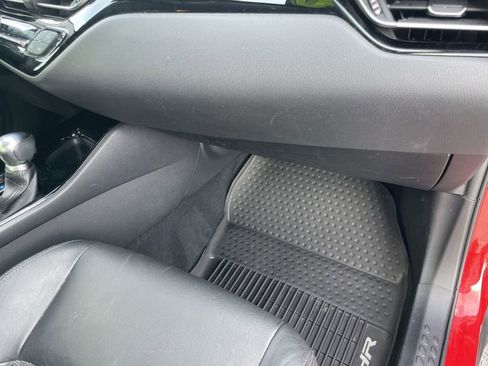 Used 2020 Toyota C-HR Limited FWD image 32