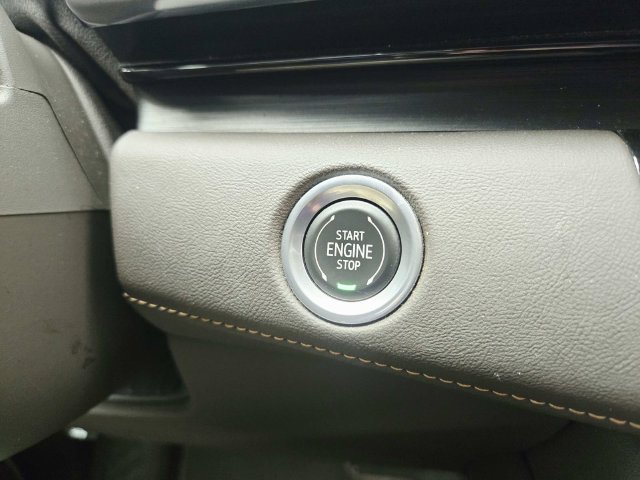 Certified 2022 Cadillac Escalade Premium Luxury w/ Performance Package AWD/4WD image 33