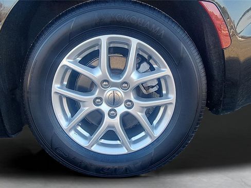 Used 2025 Chrysler Pacifica Select image 28