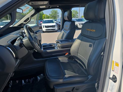 Used 2025 Ford Expedition Tremor AWD/4WD image 17