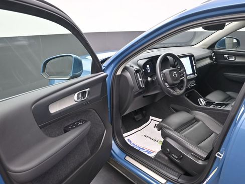 Used 2025 Volvo XC40 B5 Plus image 10