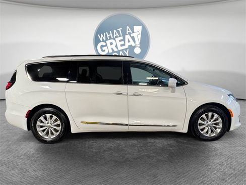 Used 2017 Chrysler Pacifica Touring-L image 2