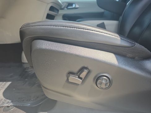 Used 2023 Chrysler Pacifica Touring-L FWD image 16