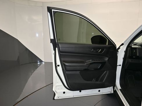 Used 2024 Nissan Pathfinder S image 11