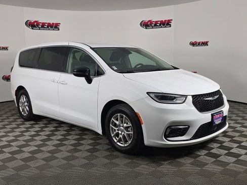 Used 2024 Chrysler Pacifica Touring-L image 2