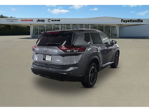 Used 2024 Nissan Rogue SV w/ SV Premium Package image 3