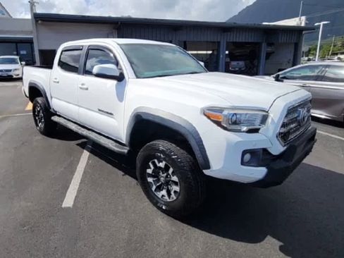 Used 2017 Toyota Tacoma TRD Off-Road image 2