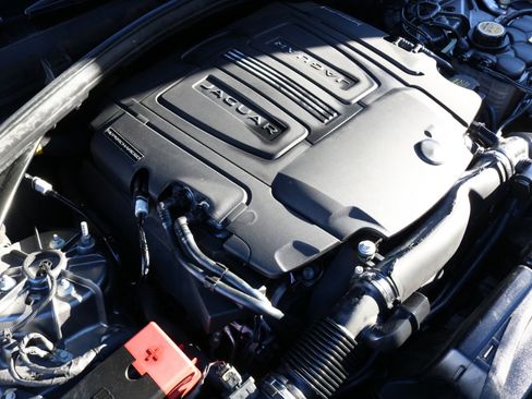 Used 2019 Jaguar F-PACE S image 53