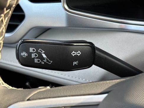 Used 2025 Volkswagen Taos SE w/ Panoramic Sunroof Package FWD image 23