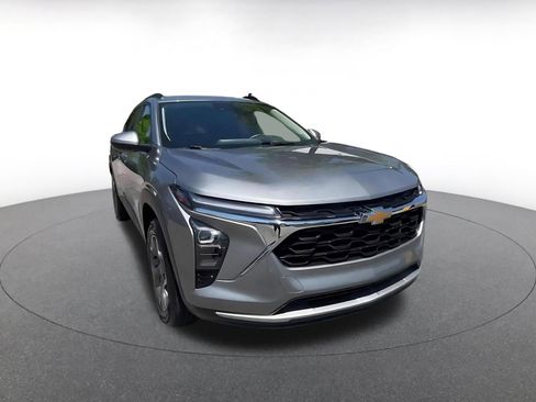 Used 2025 Chevrolet Trax LT FWD image 3