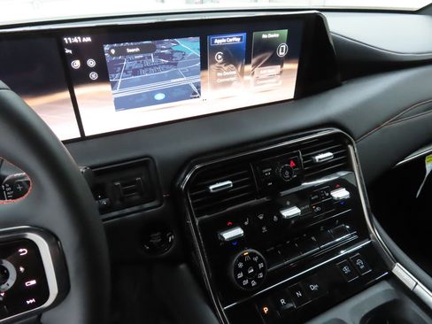 Used 2025 Nissan Armada PRO-4X image 16