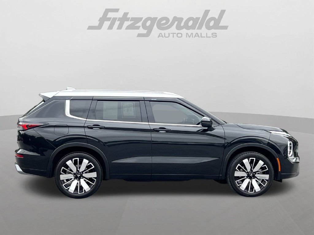 Used 2025 Mitsubishi Outlander AWD image 3