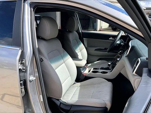 Used 2022 Kia Sportage LX image 9