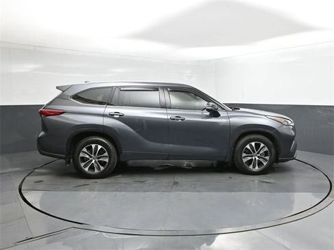 Used 2020 Toyota Highlander XLE image 24