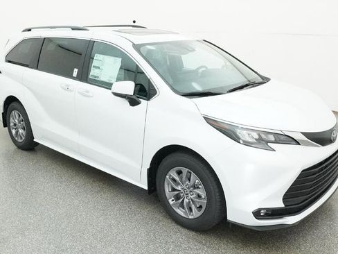 New 2026 Toyota Sienna XLE FWD image 17