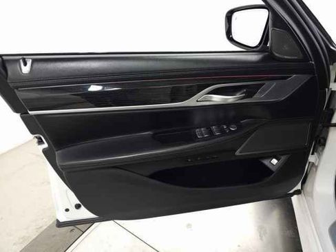 Used 2022 BMW 740i xDrive w/ M Sport Package image 15