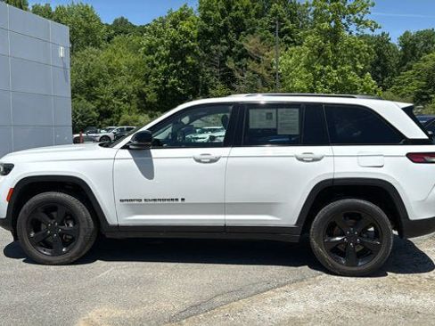 Certified 2023 Jeep Grand Cherokee Limited w/ Black Appearance Package AWD/4WD image 4