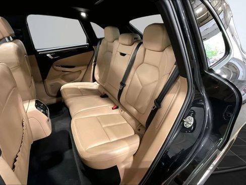 Used 2020 Porsche Macan w/ Premium Package Plus AWD/4WD image 28