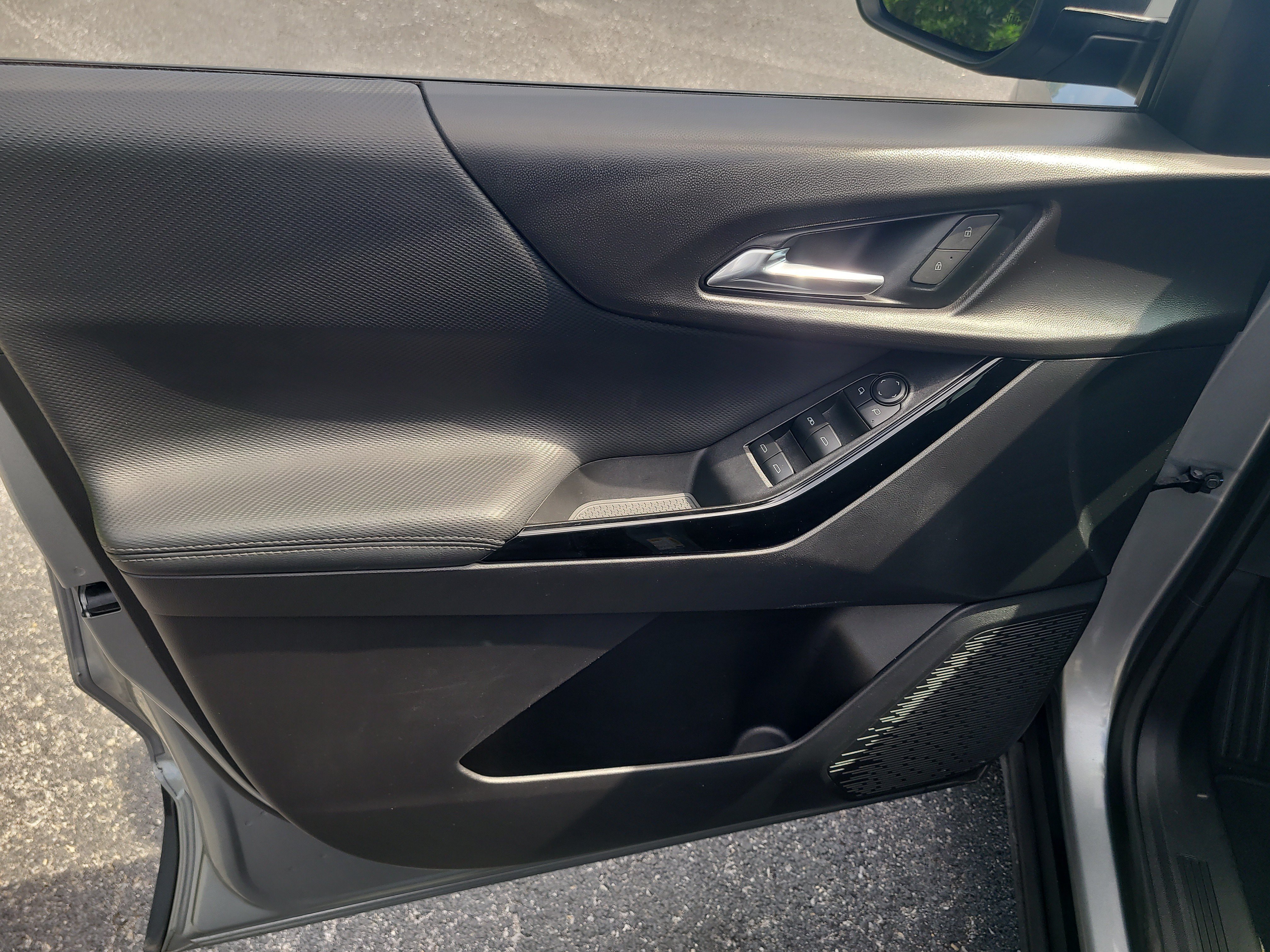 Used 2025 Chevrolet Equinox LT w/ Safety and Technology Package FWD image 18