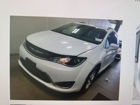 Used 2018 Chrysler Pacifica Touring-L Plus w/ Tire & Wheel Group FWD image 13