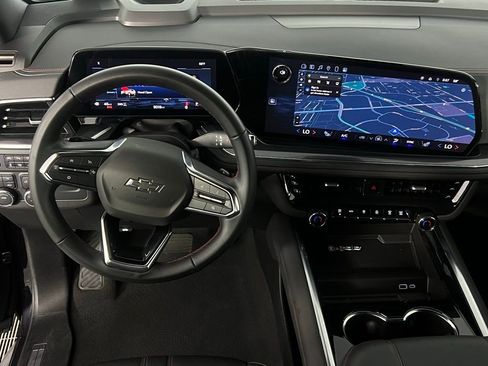 Used 2025 Chevrolet Suburban RST image 16