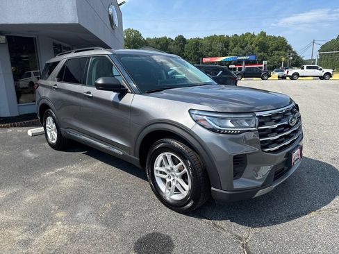 Used 2025 Ford Explorer Active AWD/4WD image 7