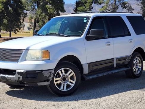 Used 2003 Ford Expedition XLT image 2