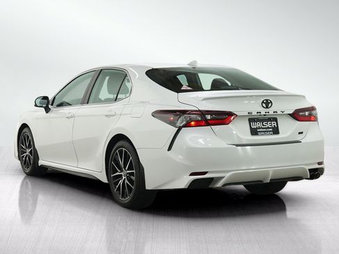 Used 2022 Toyota Camry SE FWD image 3
