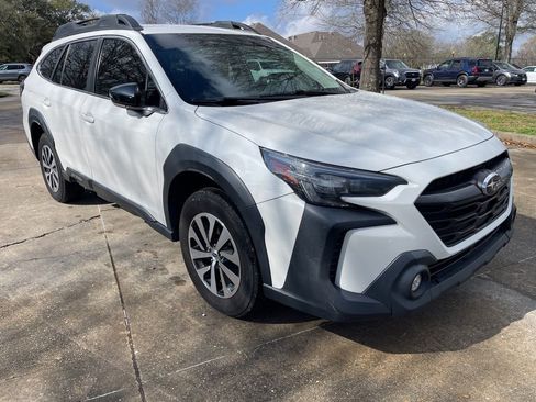 Used 2023 Subaru Outback Premium image 3