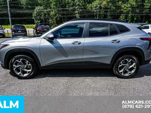 Used 2025 Chevrolet Trax LT FWD image 6