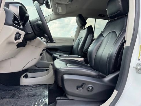 Used 2023 Chrysler Pacifica Touring-L FWD image 6