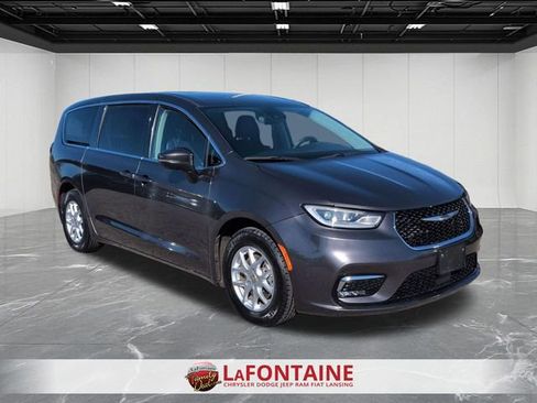Used 2023 Chrysler Pacifica Touring-L FWD image 7