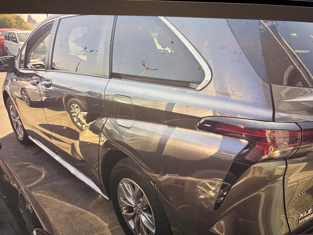 Used 2023 Toyota Sienna XLE FWD image 2