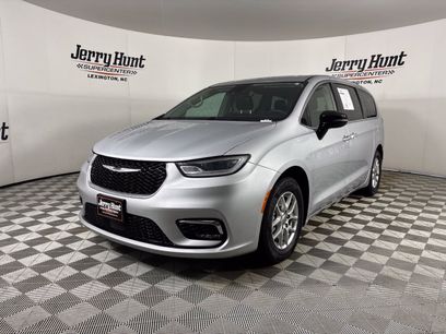 Used 2024 Chrysler Pacifica Touring-L