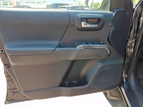 Used 2018 Toyota Tacoma TRD Sport AWD/4WD image 13