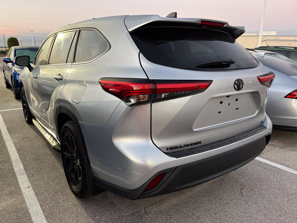 Used 2022 Toyota Highlander LE FWD image 4