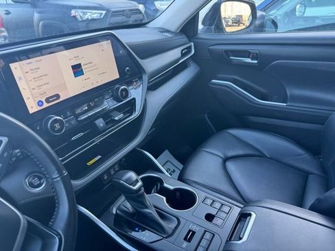 Used 2023 Toyota Highlander XLE AWD/4WD image 9